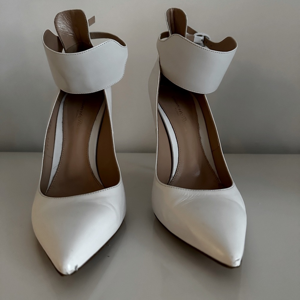 Gianvito Rossi pointy toe white leather pumps